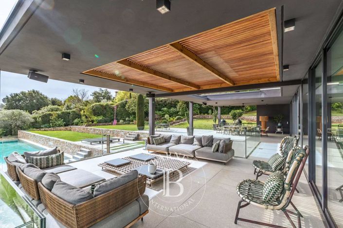 Image No.8-6 Bed House for sale