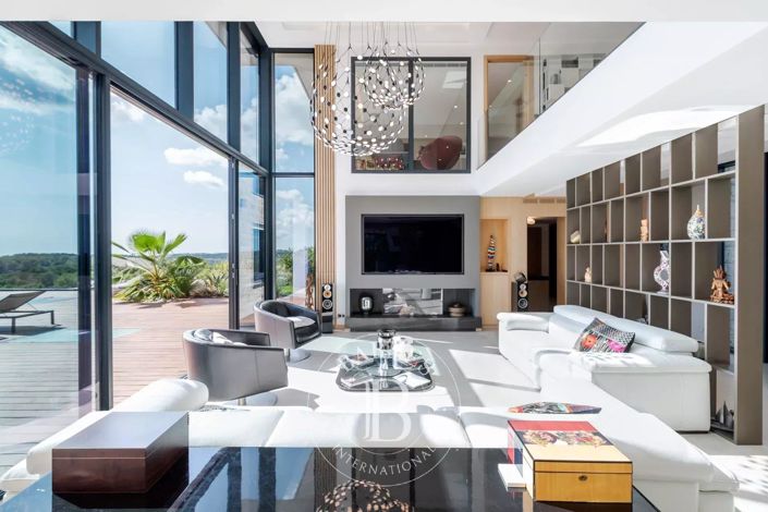 Image No.11-5 Bed House for sale