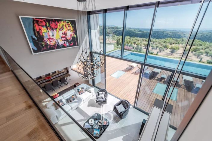 Image No.8-5 Bed House for sale