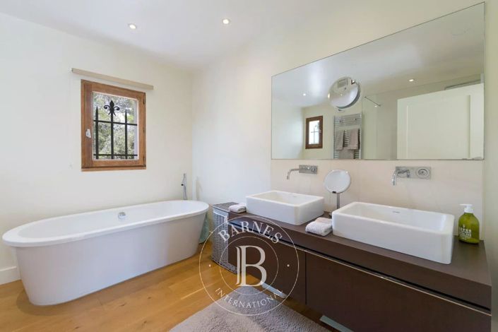 Image No.11-7 Bed House for sale