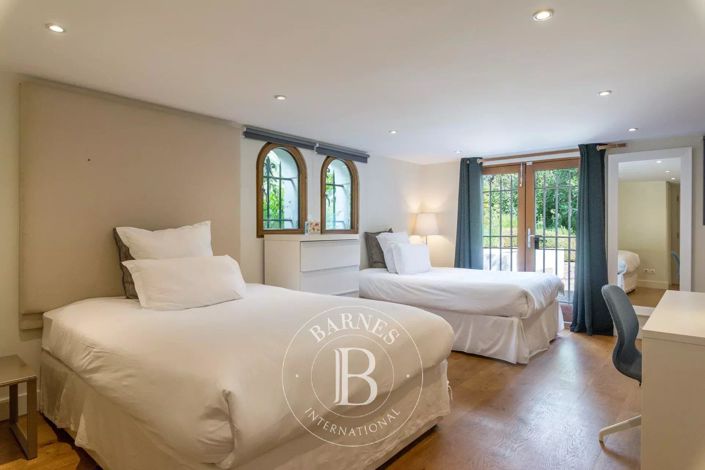 Image No.12-7 Bed House for sale