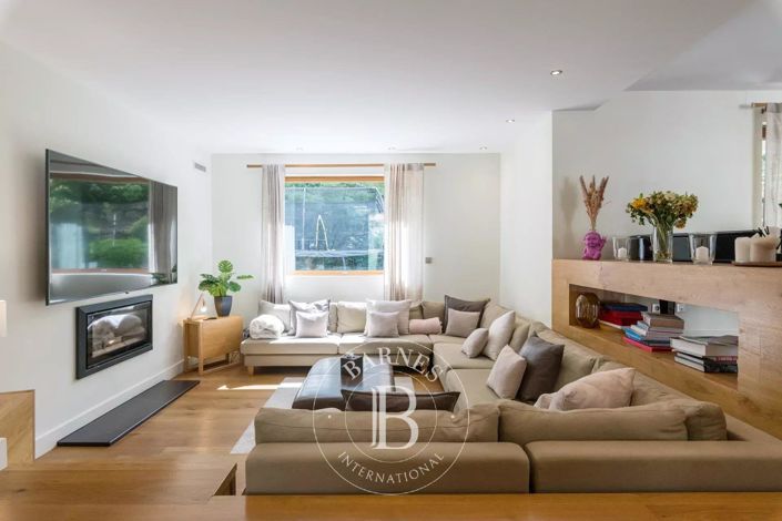 Image No.8-7 Bed House for sale