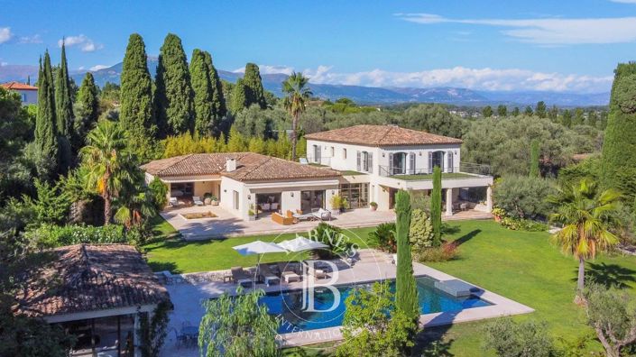 Image No.1-8 Bed House for sale