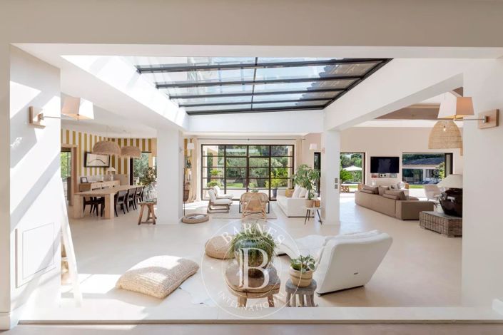 Image No.10-8 Bed House for sale