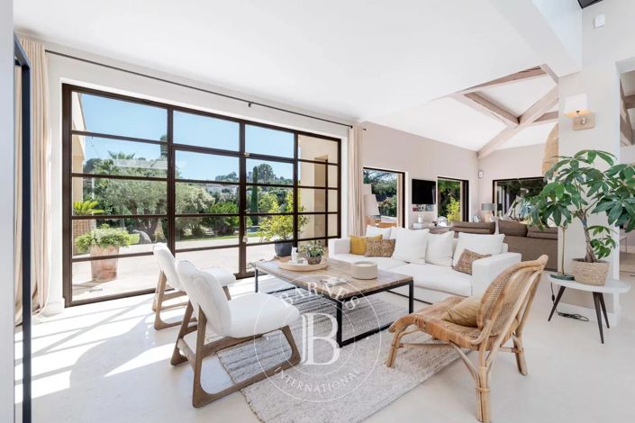 Image No.11-8 Bed House for sale