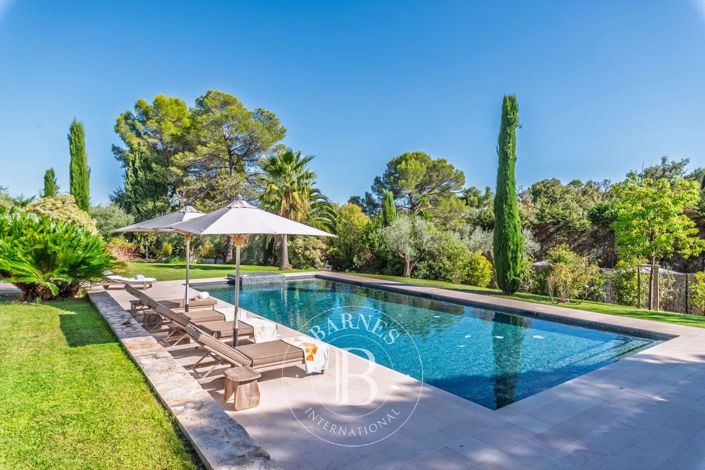 Image No.2-8 Bed House for sale