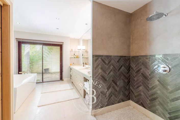 Image No.23-8 Bed House for sale