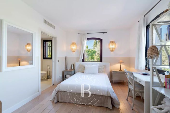 Image No.26-8 Bed House for sale