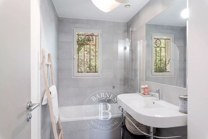 Image No.33-8 Bed House for sale