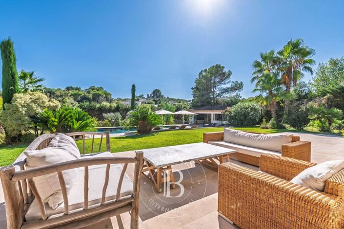 Image No.8-8 Bed House for sale