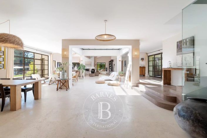 Image No.9-8 Bed House for sale