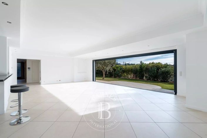 Image No.10-3 Bed House for sale