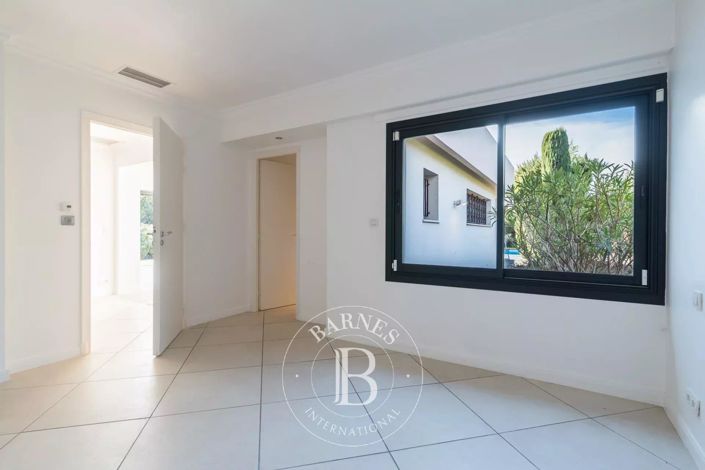 Image No.11-3 Bed House for sale