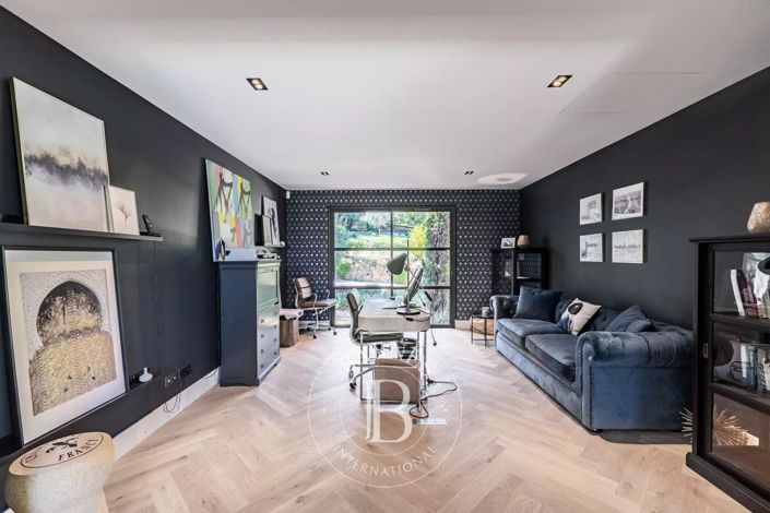 Image No.20-5 Bed House for sale