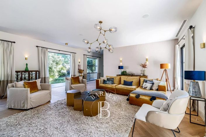 Image No.8-5 Bed House for sale