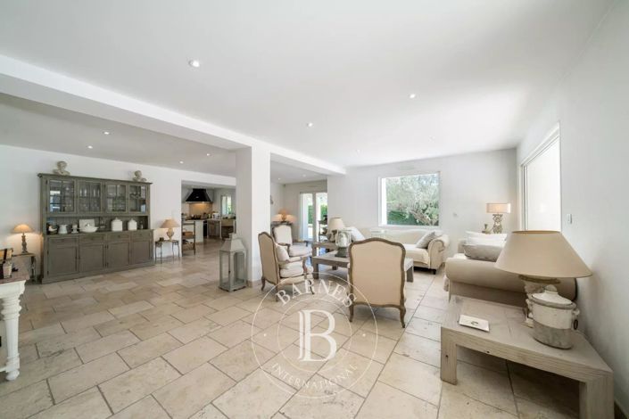 Image No.10-5 Bed House for sale