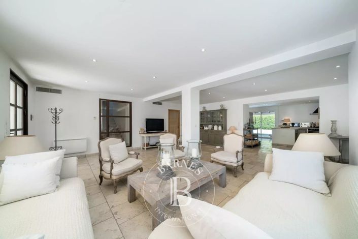 Image No.9-5 Bed House for sale