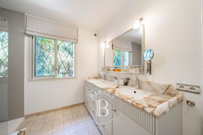 Image No.8-5 Bed House for sale