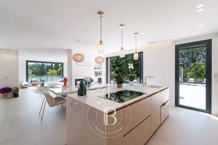 Image No.12-6 Bed House for sale