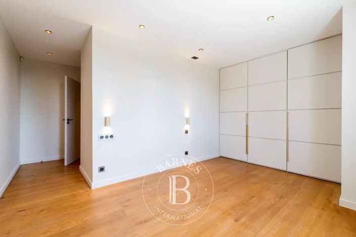 Image No.12-5 Bed House for sale