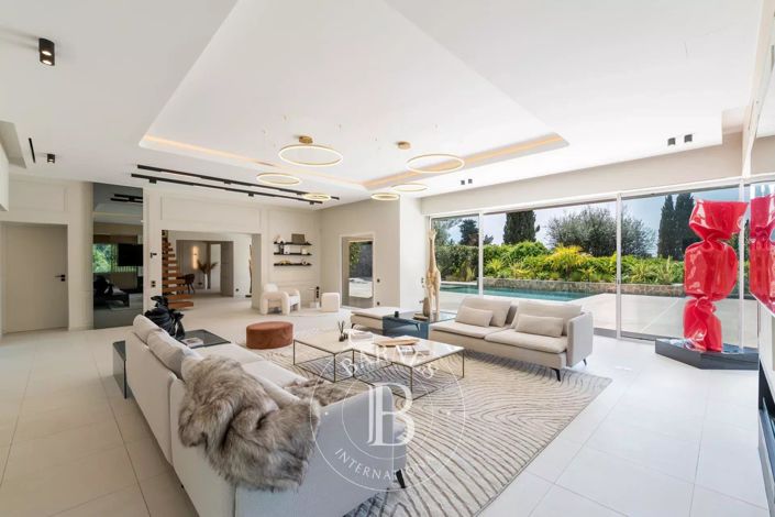 Image No.2-5 Bed House for sale