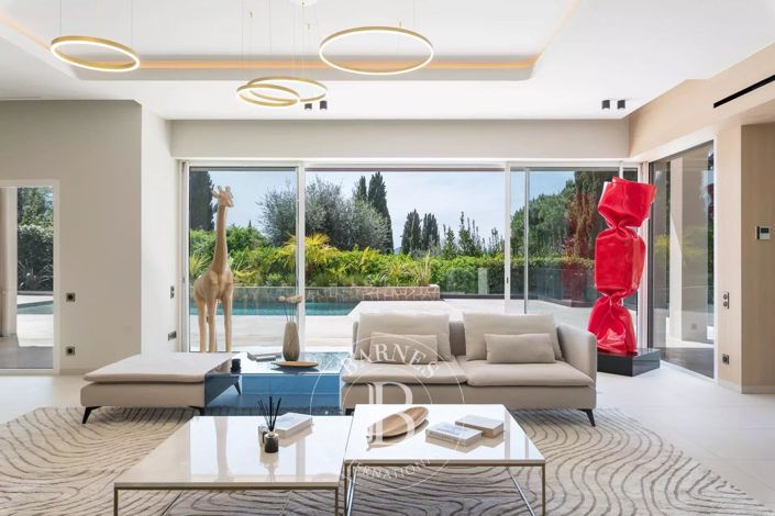 Image No.3-5 Bed House for sale