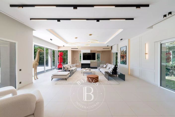 Image No.5-5 Bed House for sale