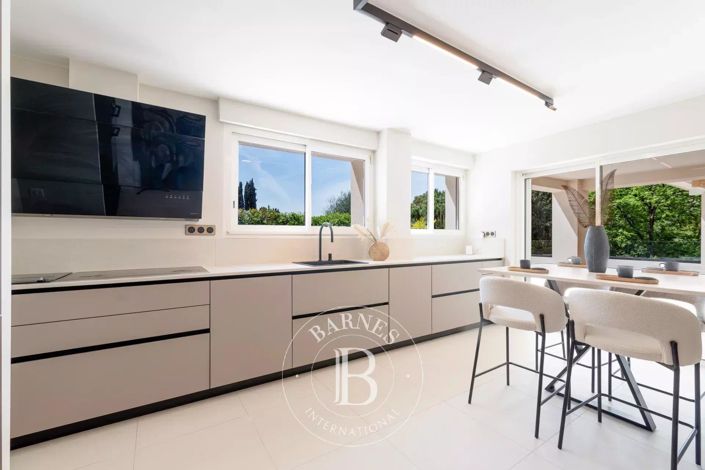 Image No.7-5 Bed House for sale