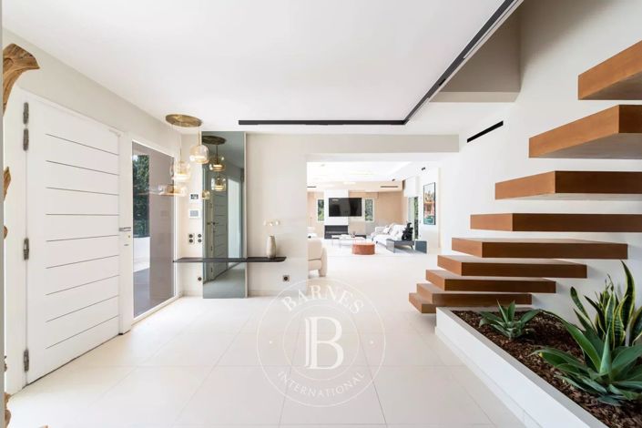 Image No.8-5 Bed House for sale