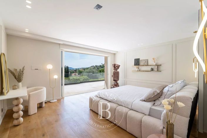 Image No.9-5 Bed House for sale