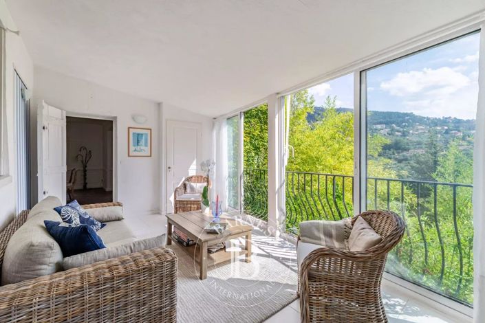 Image No.8-5 Bed House for sale