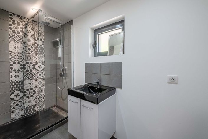 Image No.9-5 Bed House for sale