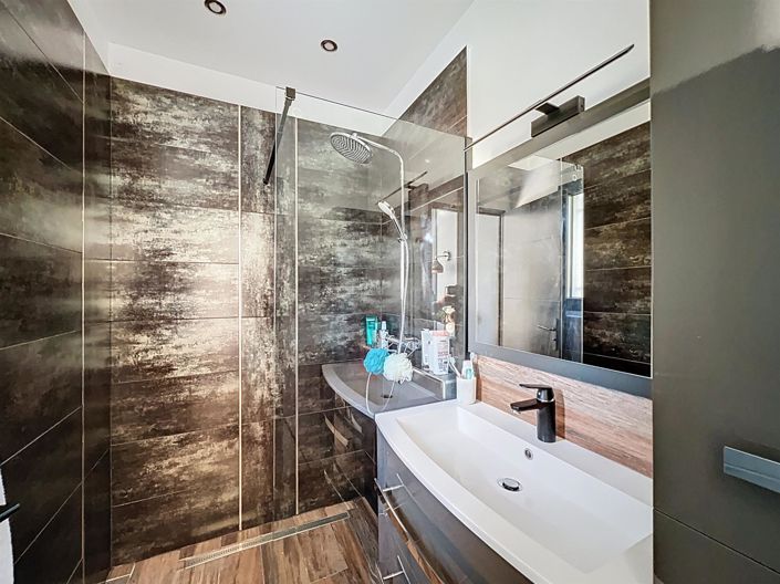 Image No.10-3 Bed House for sale