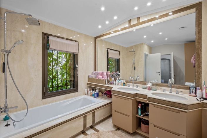 Image No.22-5 Bed House for sale