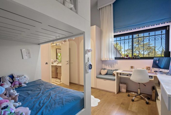 Image No.24-5 Bed House for sale