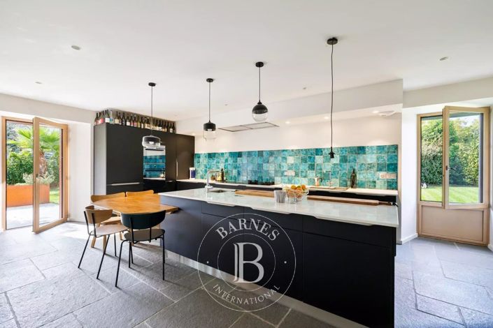 Image No.10-5 Bed House for sale