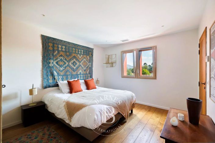 Image No.16-5 Bed House for sale