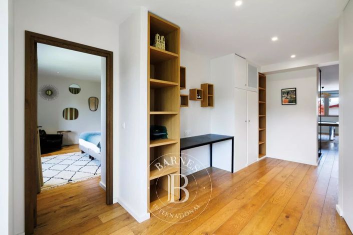 Image No.20-5 Bed House for sale