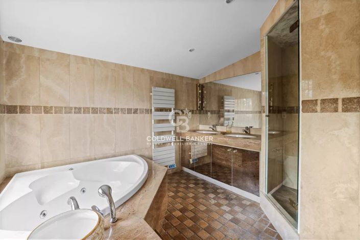 Image No.13-5 Bed House for sale