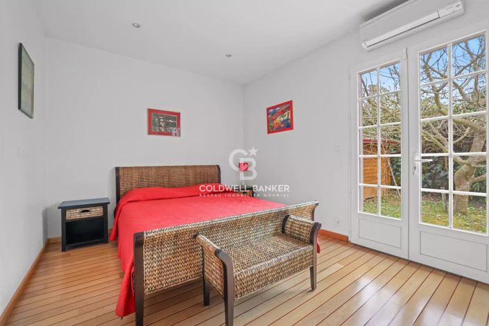 Image No.8-5 Bed House for sale