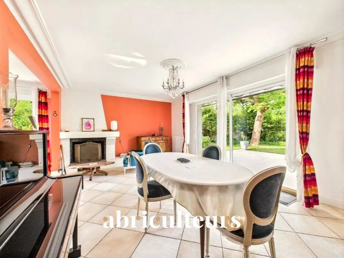 Image No.10-6 Bed House for sale