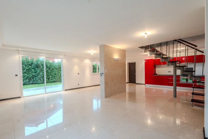 Image No.8-3 Bed House for sale