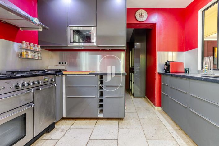 Image No.6-12 Bed Property for sale