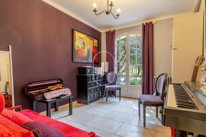 Image No.7-12 Bed Property for sale