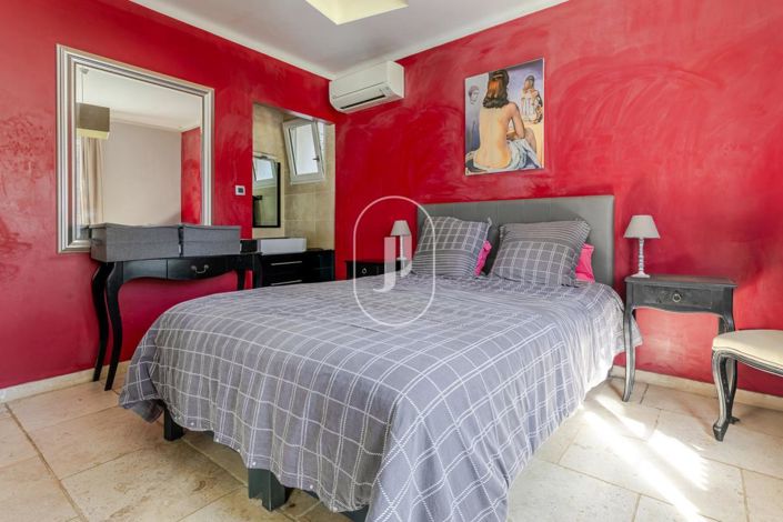 Image No.8-12 Bed Property for sale