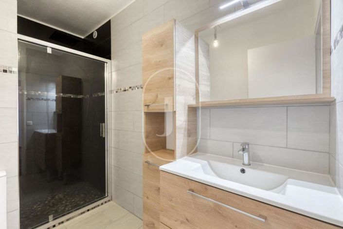 Image No.12-6 Bed House for sale