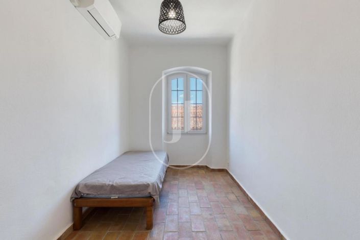 Image No.16-6 Bed House for sale