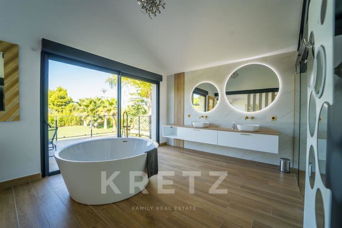 Image No.16-5 Bed Property for sale