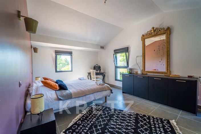 Image No.17-5 Bed Property for sale