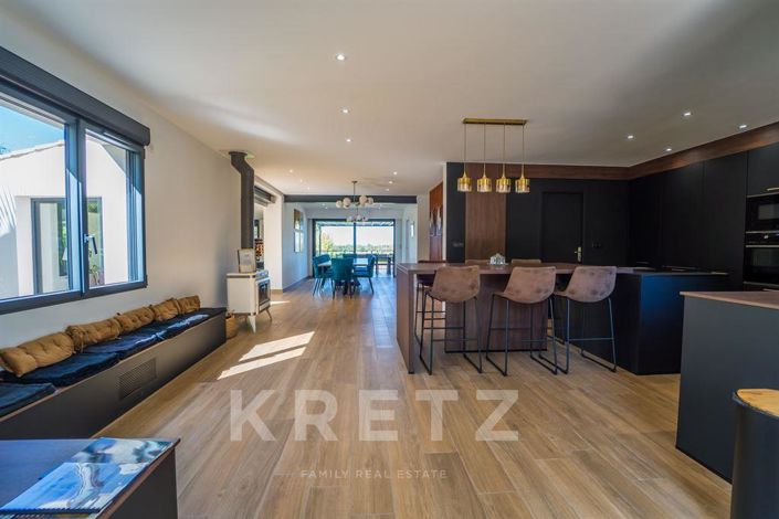 Image No.8-5 Bed Property for sale